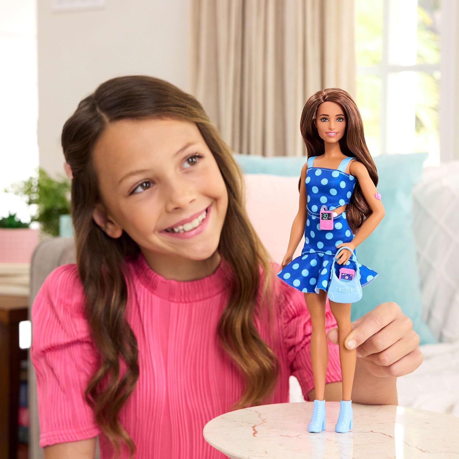 Barbie Fashionistas #242 Bambola con diabete di tipo 1 e vestito a pois e accessori in collaborazione con Breakthrough T1D, HYT97