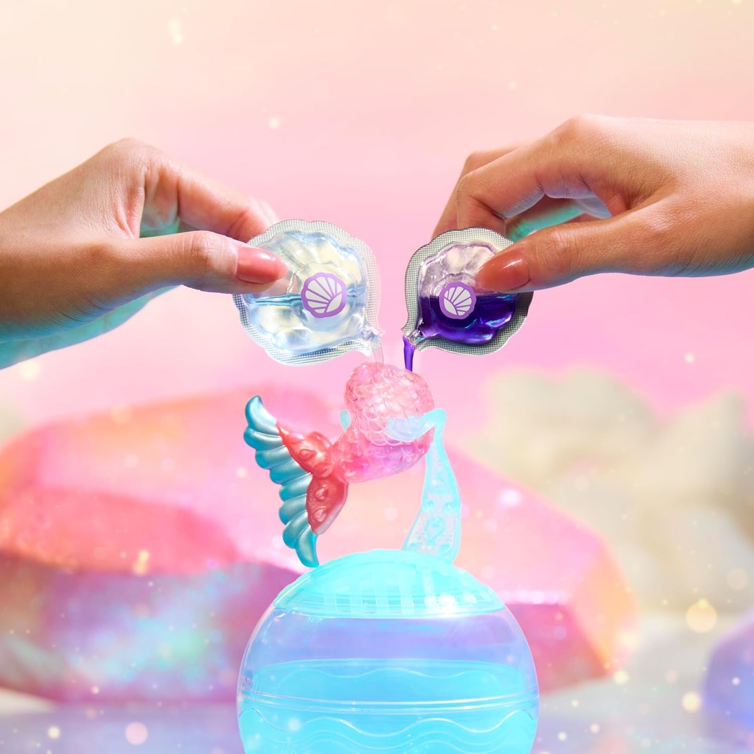 LOL Sorpresa! Sirene Makeover Magic Tots - Vero lucidalabbra per te e la tua bambola per realizzare, mescolare e creare trucchi, Divertente gioco con l'acqua, 6 bambole da collezionare - Dai 4 anni in su