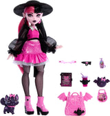 Bambola Monster High Draculaura con il suo animale domestico Conte Favoloso pipistrello gatto e accessori come zaino, libro degli incantesimi, bento box e altro ancora, HRP64 Naty Shop Dolls