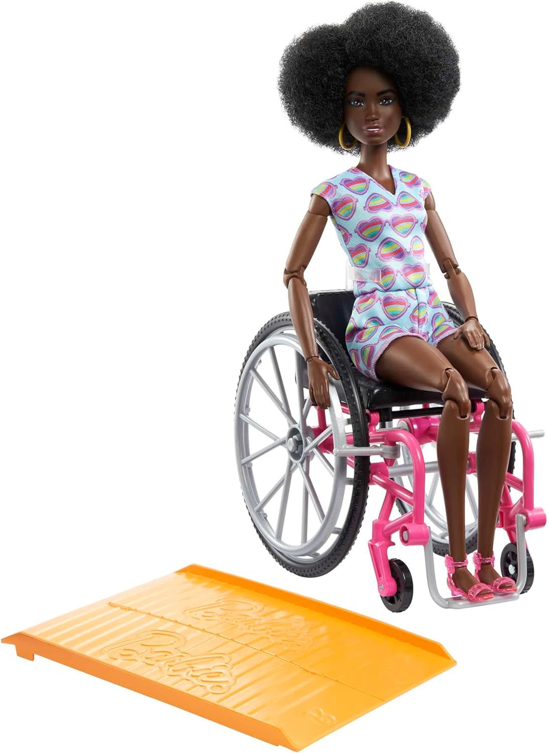 Barbie Fashionistas Capelli neri Tuta colorata Rampa per sedia a rotelle Bambola per sedia a rotelle inclusa Giocattolo regalo per bambini Età 3+ HJT14