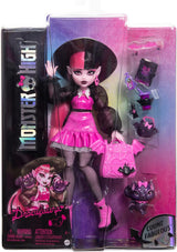 Bambola Monster High Draculaura con il suo animale domestico Conte Favoloso pipistrello gatto e accessori come zaino, libro degli incantesimi, bento box e altro ancora, HRP64 Naty Shop Dolls