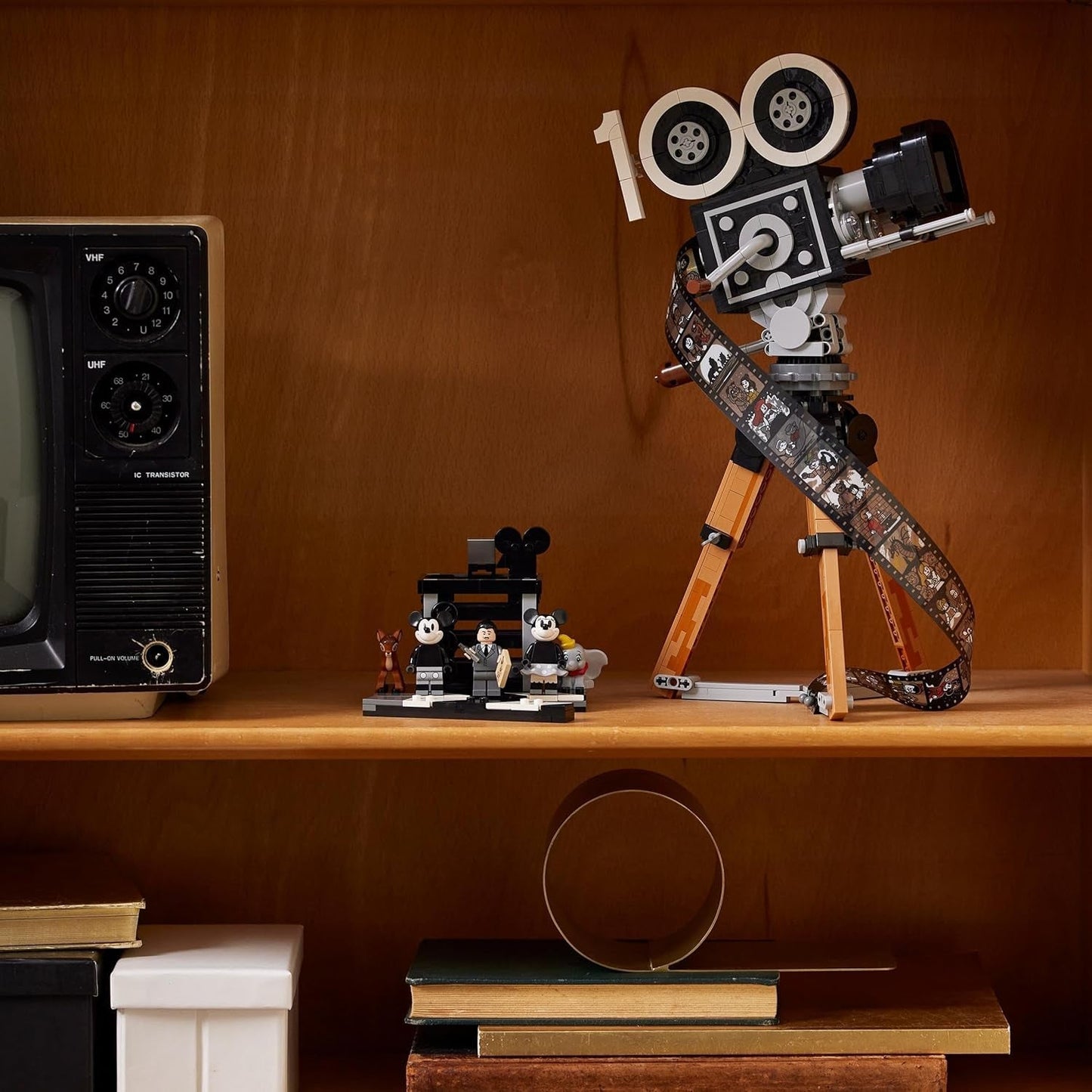 LEGO | Disney Camera - Omaggio a Walt Disney, Set per adulti con minifigure di Topolino e Minnie, personaggi di Bambi e Dumbo, Regalo per donne, uomini e fan, Esposizione 43230 Set da costruzione Besuche den LEGO-Store