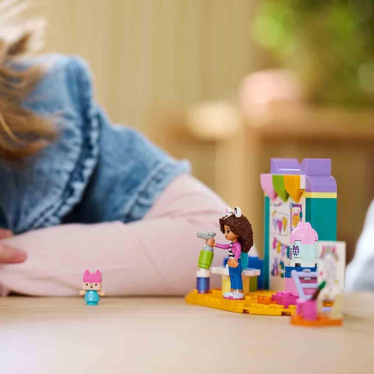 Divertimento artigianale con la casa delle bambole di Gabby LEGO 4+ con scatola per bebè, set da gioco di ruolo, set di arti e mestieri creativi per ragazze e ragazzi di 4 anni, modello di casa dei giocattoli 10795 Set da costruzione Beuche den LEGO-Store