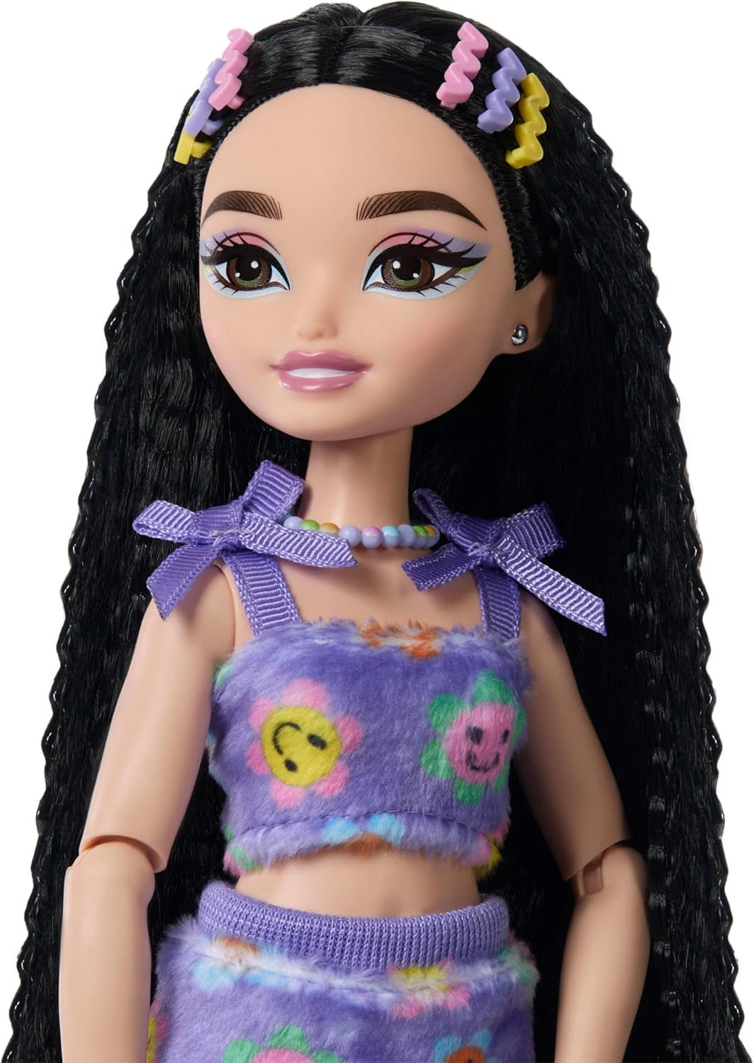 Bambola Barbie Dream Besties e accessori, bambola Barbie Renee alla moda con pattinaggio a rotelle e capelli neri, 12 accessori a tema con video e cibo, JFX99