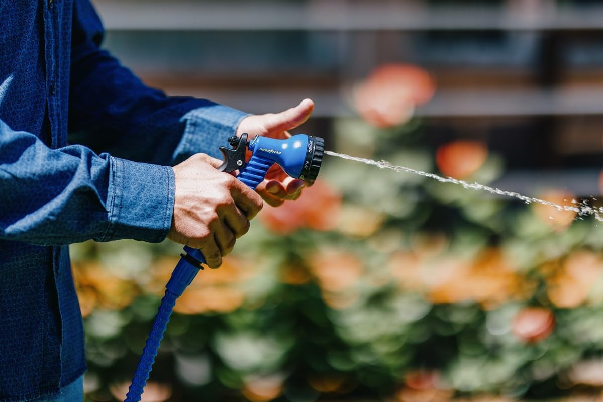 Goodyear - Tubo da giardino da 30 m flessibile, antitorsione e leggero in lattice e tessuto ad alta densità a 3 strati, attacchi rapidi da ½" e ¾" + pistola a spruzzo 7 funzioni