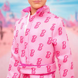 Barbie The Movie - Ken-Sammelpuppe, Ryan Gosling als Ken in rosafarbenem Complessivamente con "B"-Aufdruck, scarpe da ginnastica bianche e pattini in linea elastici, JCP80