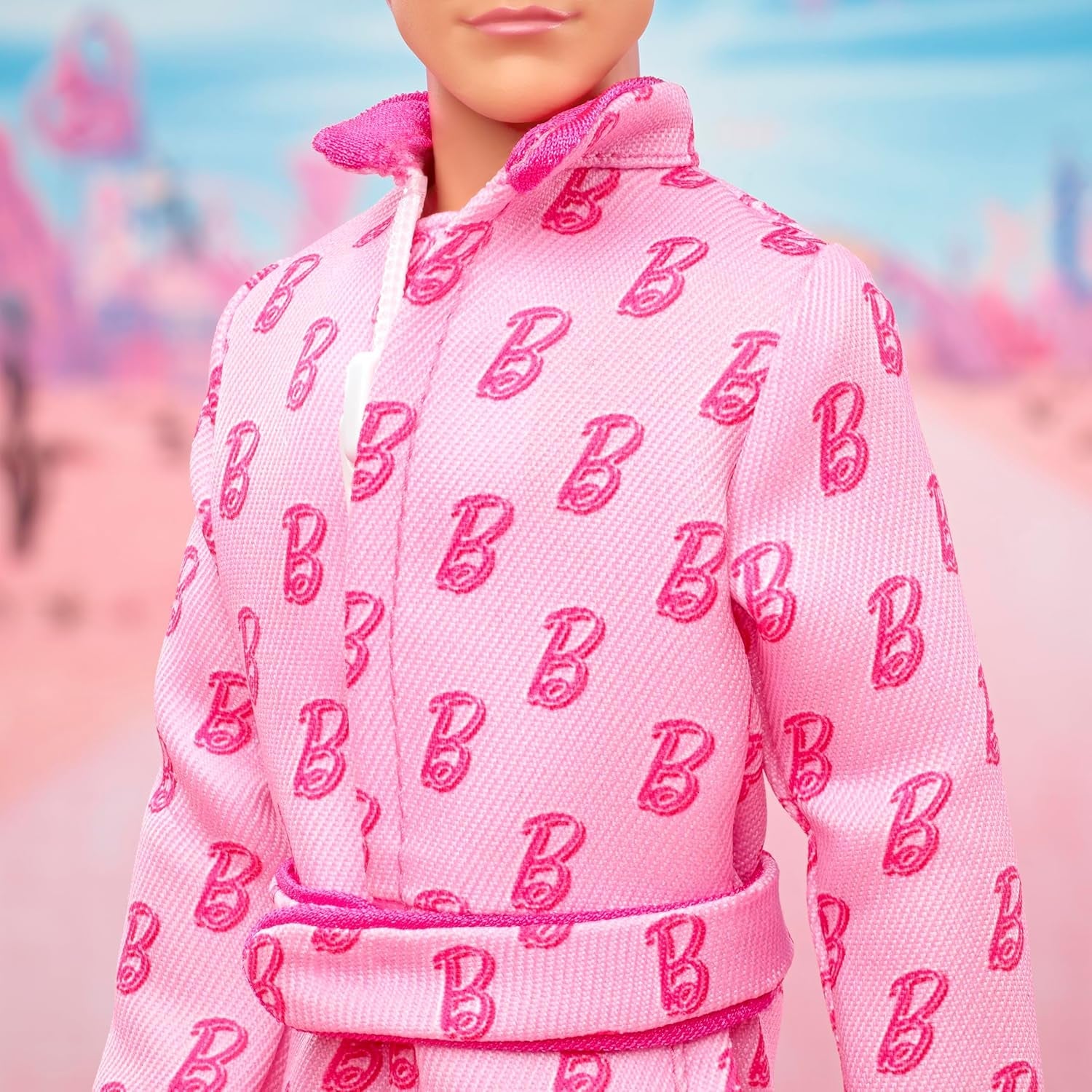 Barbie The Movie - Ken-Sammelpuppe, Ryan Gosling als Ken in rosafarbenem Complessivamente con "B"-Aufdruck, scarpe da ginnastica bianche e pattini in linea elastici, JCP80