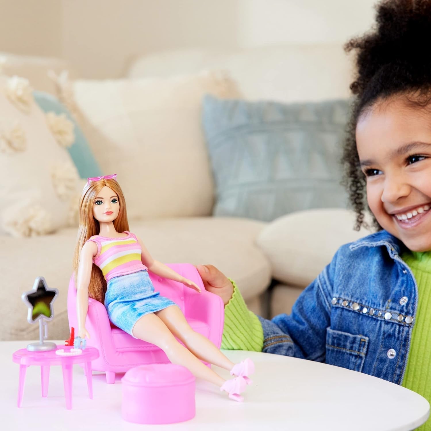 Barbie Fashion Doll e set guardaroba con vestiti, accessori e mobili da salone, divertimento duraturo dal parrucchiere per bambini dai 3 anni in su, HPL78