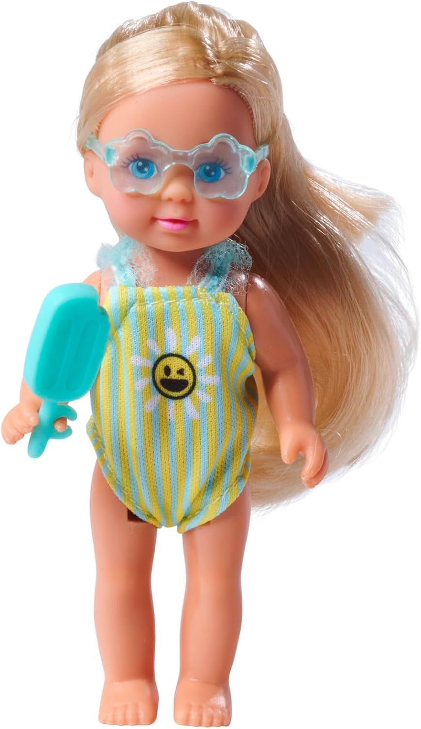 Simba Evi Love Travel, 2 modelli assortiti, verrà consegnato un solo articolo, bambola in una valigia con ruote, indossa un costume da bagno con volant, include occhiali da sole e gelato, 12 cm, dai 3 anni in su