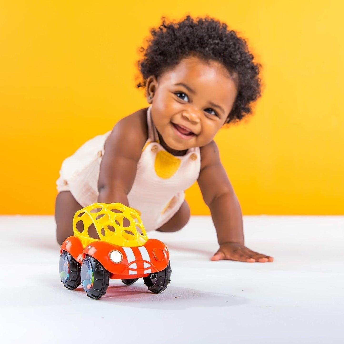 Bright Starts Oball Sonaglio Macchinina Giocattolo per attività motoria per neonati e bambini piccoli a partire da 3 mesi 1 pezzo Colore casuale Blu o Rosso Giocattoli per bambini Naty Shop