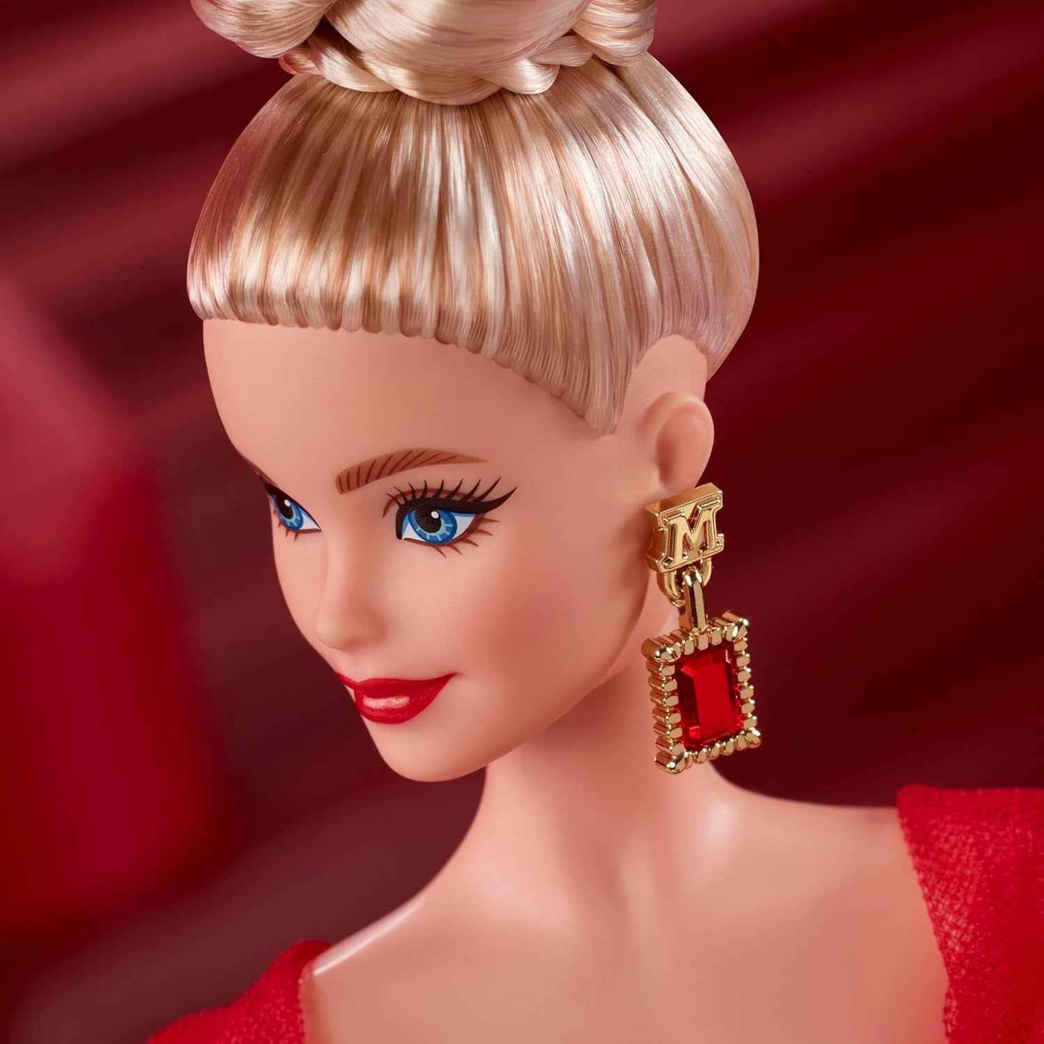 Barbie Signature Doll 80° Anniversario Mattel Figura da collezione in scintillante abito in tulle rosso con orecchini a goccia e guanti delicati Capelli biondi JBJ17