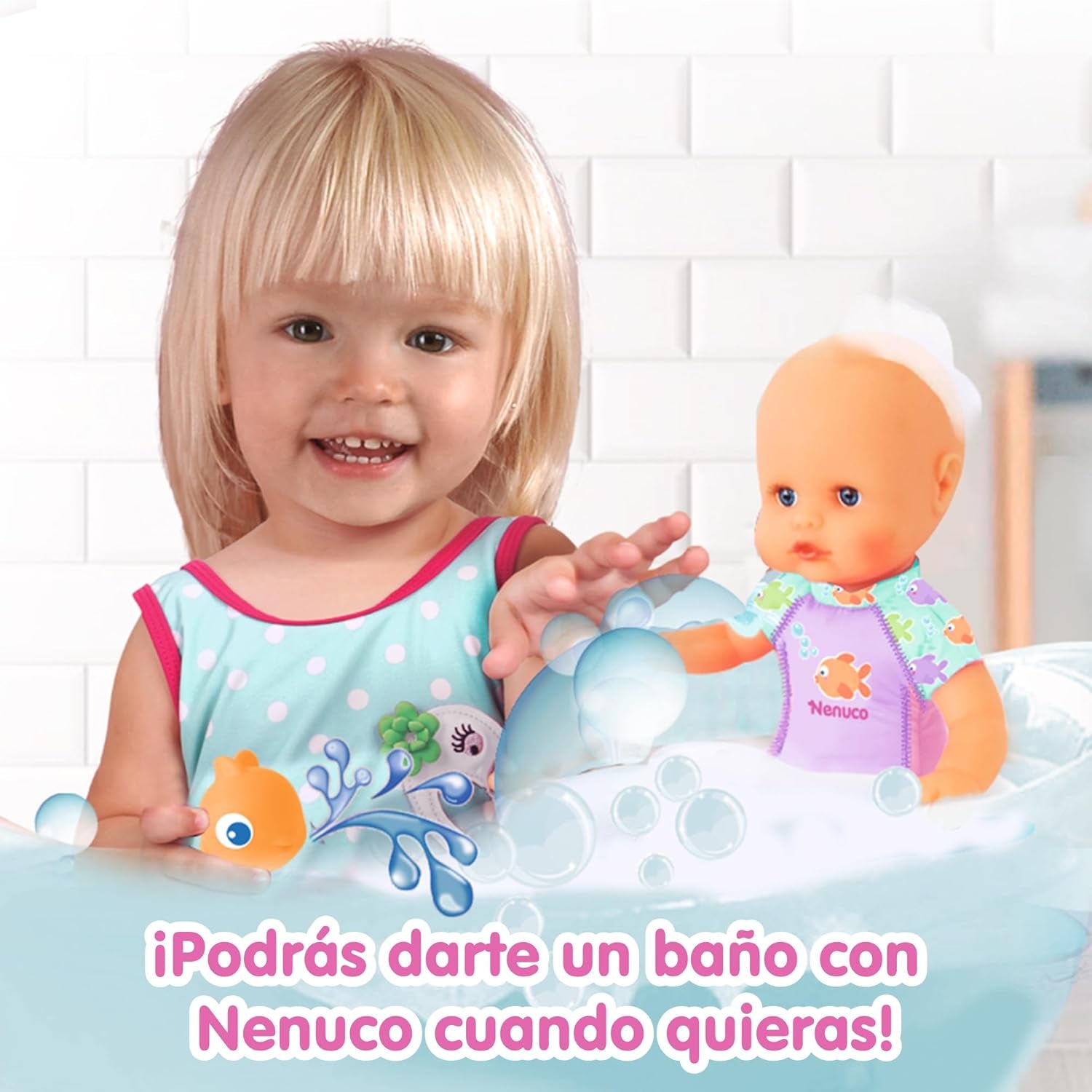 Il mio primo bagno: Una bambola morbida con il corpo impermeabile, adatta per l'uso in bagno, in piscina e al mare. Include un costume da bagno e un pesce nell'acqua.
