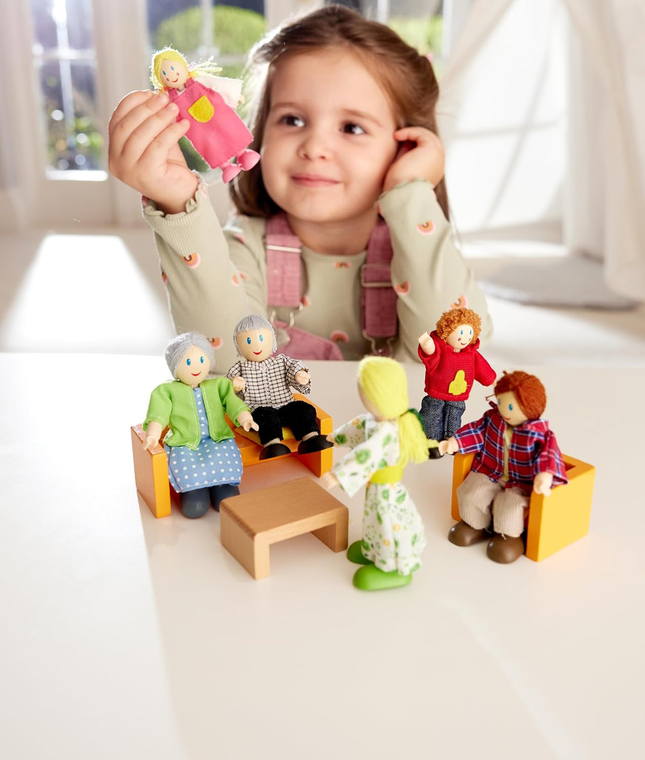 Set casa delle bambole pluripremiato della famiglia di bambole Hape, accessori unici per casa delle bambole in legno, gioco fantasioso, 6 membri della famiglia di bambole, dai 3 anni in su