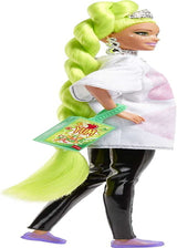 Barbie HDJ44 - Bambola Extra #11 con maglietta e leggings oversize, pappagallo, capelli extra lunghi verde neon e accessori, articolazioni flessibili, giocattolo regalo per bambini dai 3 anni in su Naty Shop Dolls