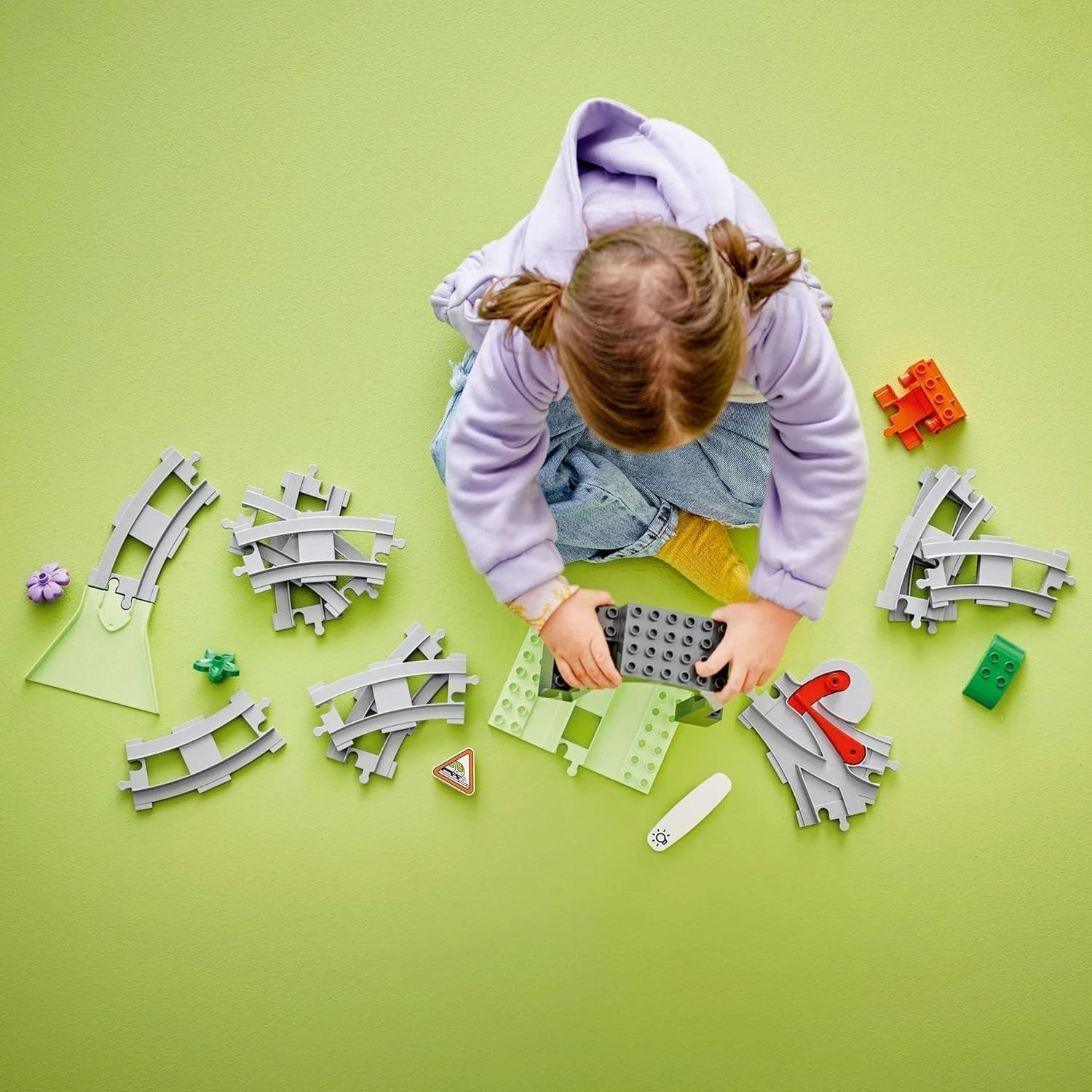 Tunnel e binari ferroviari LEGO DUPLO Town - Set di espansione, regalo per i più piccoli, incoraggia la destrezza, set da gioco per gli appassionati di veicoli di 2 anni, giocattolo didattico creativo 10425 Set di costruzione Besuche den LEGO-Store