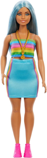 Bambola Barbie Fashionistas n. 218 con lunghi capelli blu, camicetta arcobaleno e gonna turchese, bambola alla moda da collezione per il 65° anniversario, HRH16