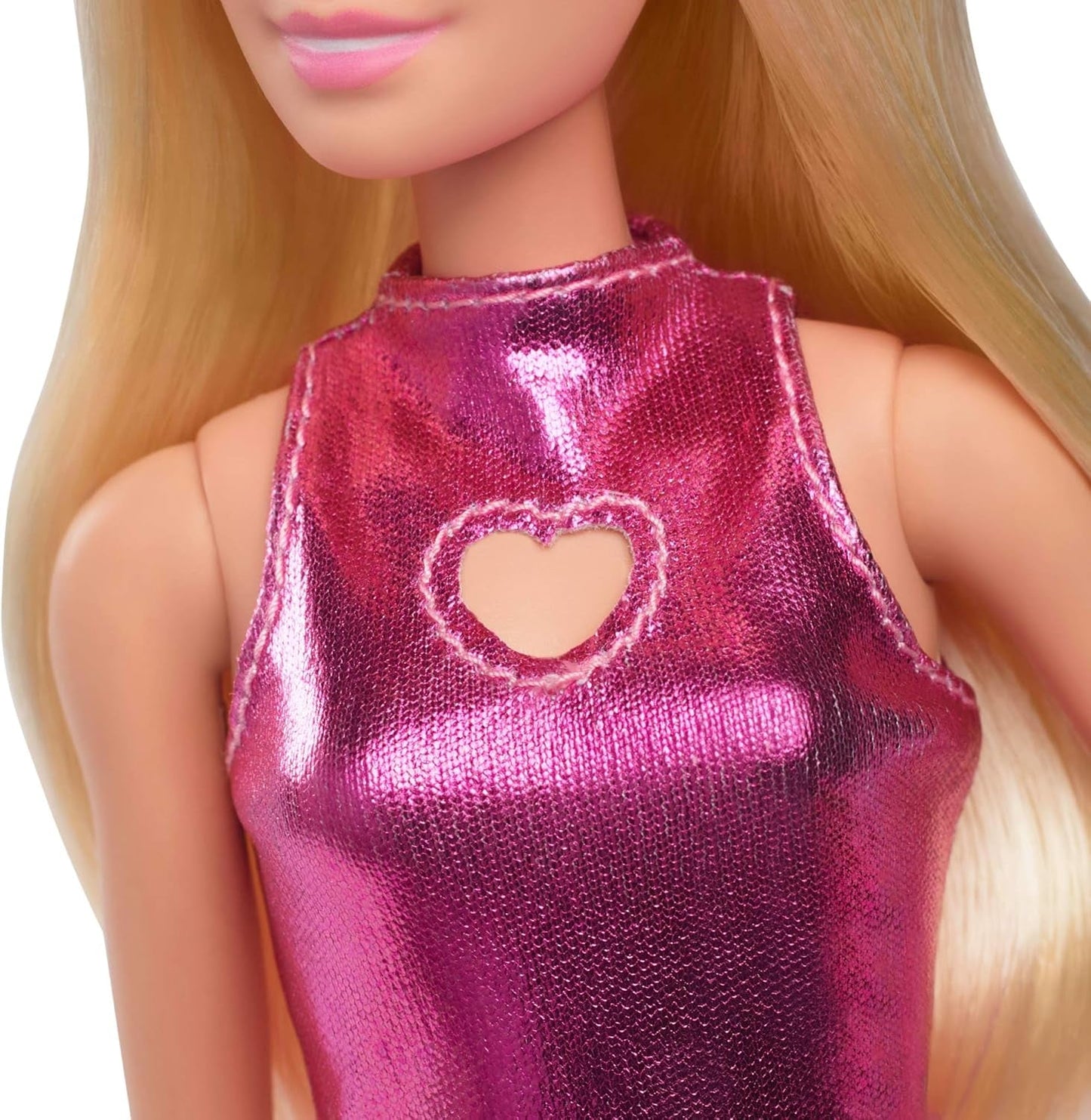 Bambola Barbie Fashionistas n. 230 con capelli biondi, miniabito rosa con cuori metallici ritagliati, braccialetto bianco e tacchi alti, HYT88