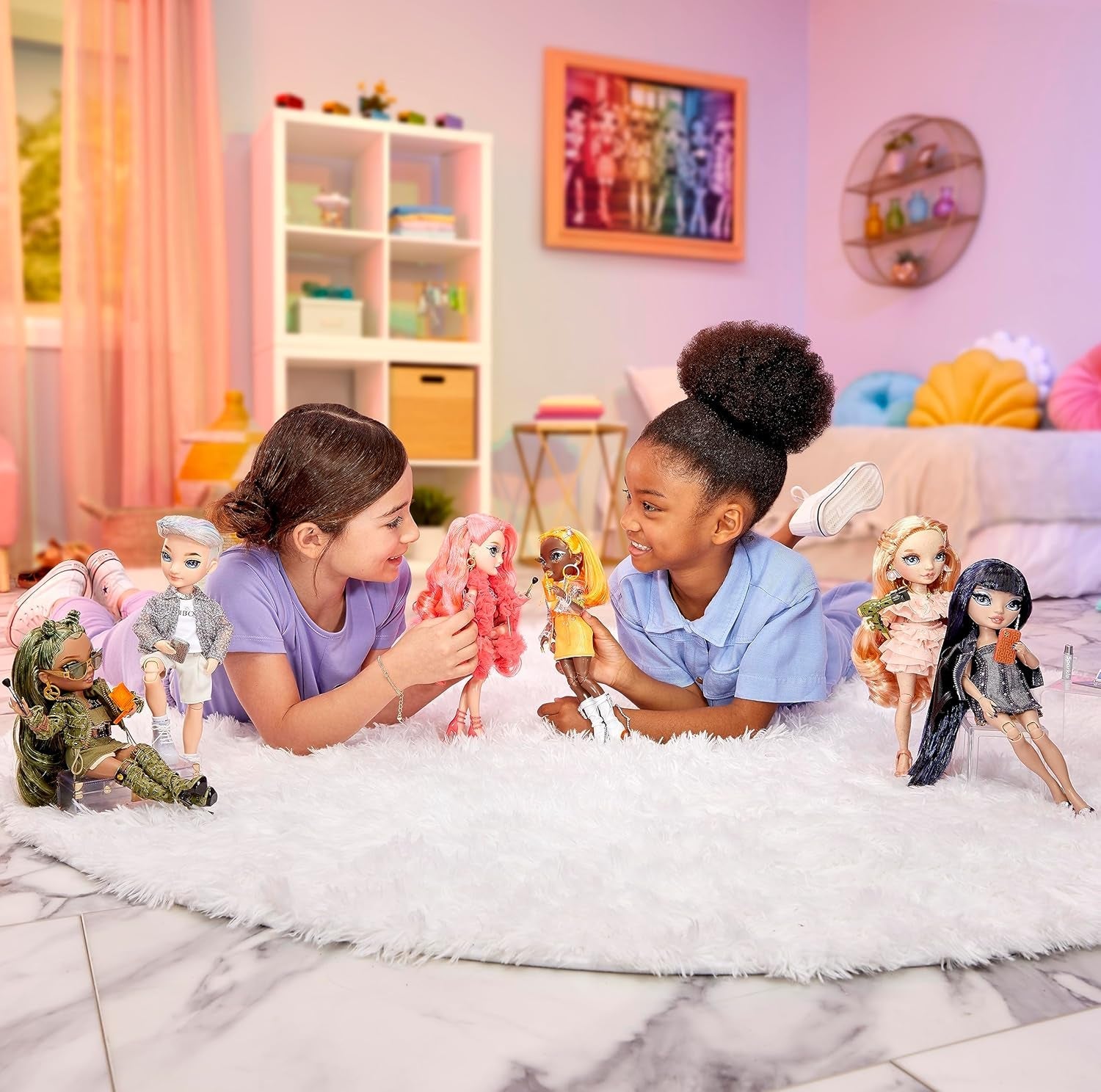 Bambola Arcobaleno di Alta Moda - Aidan Russell - Bambola Viola - Abito alla moda e 10+ Accessori da Gioco Colorati - Per Collezionisti e Bambini dai 4 ai 12 Anni