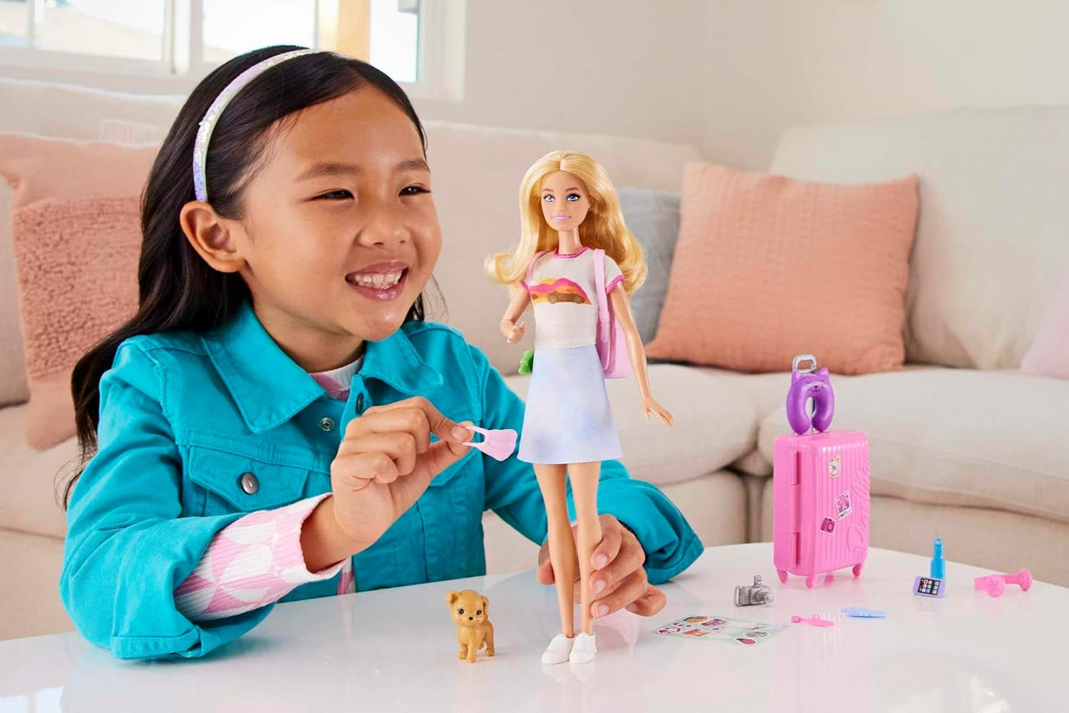 Bambola Barbie, Barbie da viaggio con capelli biondi, 10+ accessori da viaggio, adesivi, valigia, cucciolo, include 1 bambola, regalo per bambini, giocattolo età 3+, HJY18