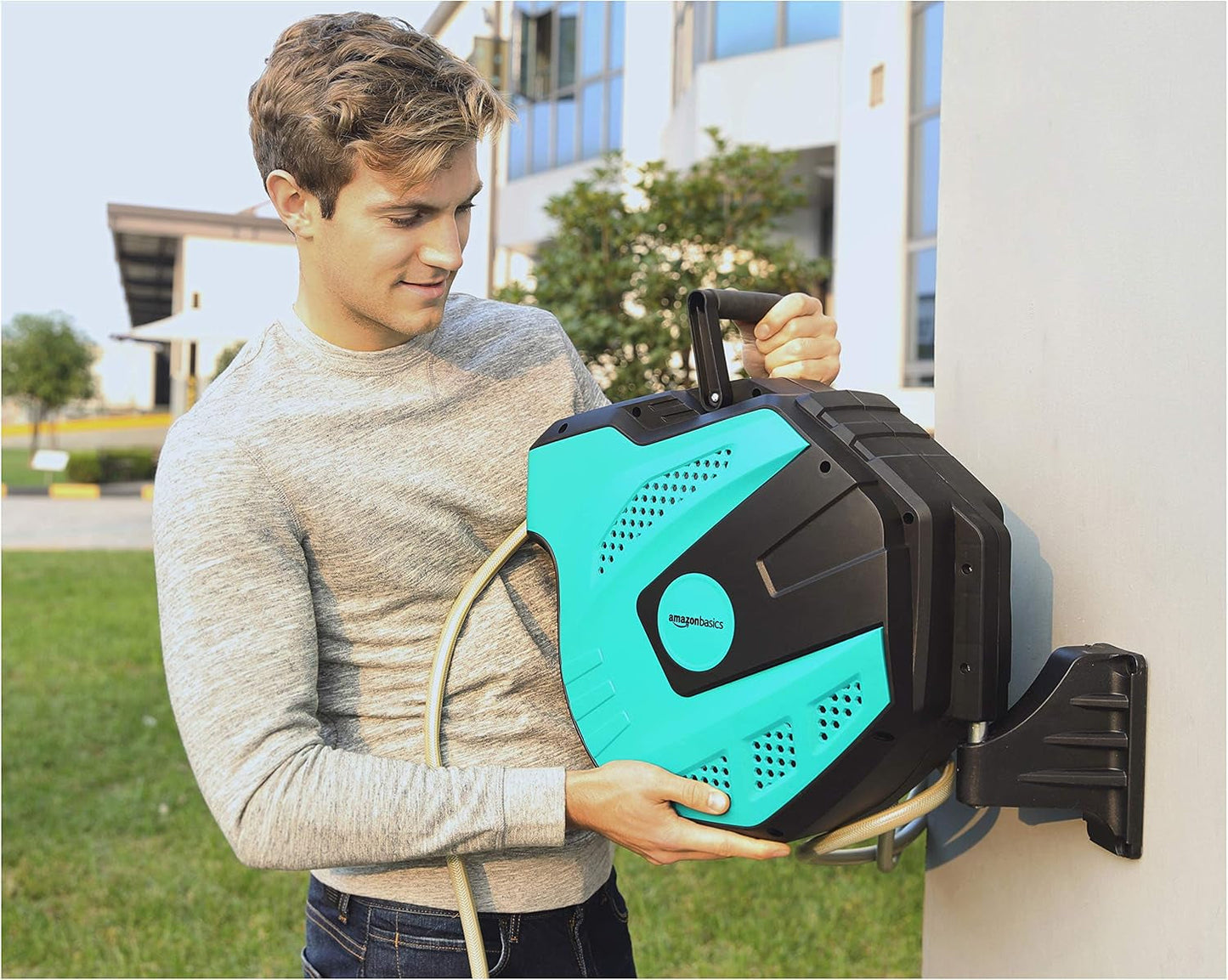 Avvolgitubo da parete Amazon Basics con tubo, a carica automatica, 15 m, verde navy, nero