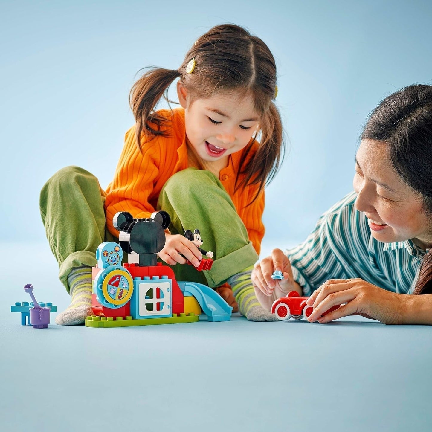 LEGO DUPLO - Disney Clubhouse e auto di Topolino - giocattolo educativo per bambini in età prescolare - set da costruzione con 2 minifigure, inclusi Topolino e Computer Toodles - idea regalo per ragazzi e ragazze dai 2 anni 10454 Set da costruzione Beuche den LEGO-Store