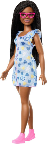 Bambola Barbie Fashionistas n. 229 con sindrome di Down in abito con motivo a cuore sviluppato in collaborazione con la National Down Syndrome Society, HYK14