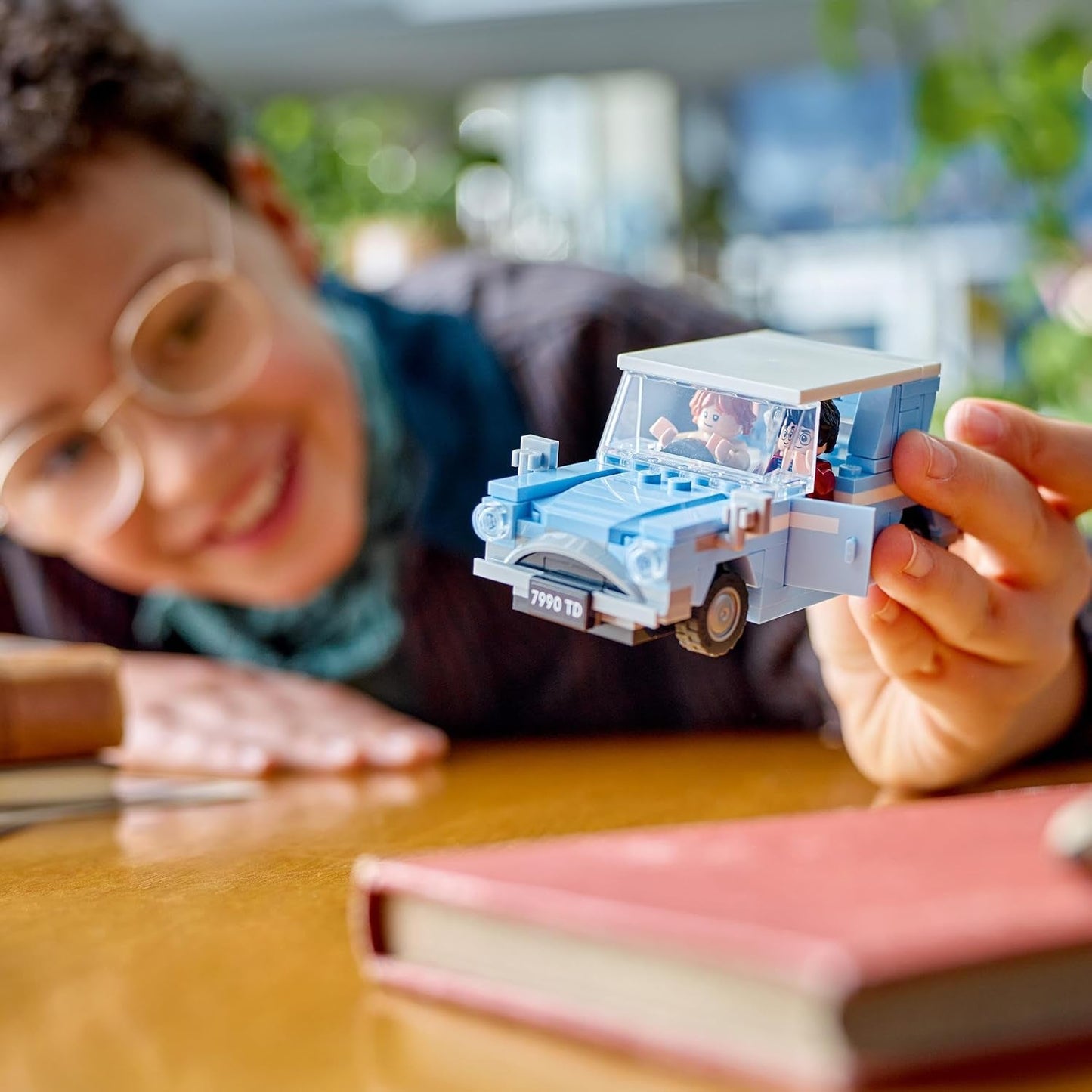 LEGO Harry Potter Macchinina volante Ford England costruibile per bambini Regalo per ragazzi, ragazze e tutti i fan a partire da 7 anni Set con 2 mini personaggi incluso Ron Weasley Role Play 76424 Set da costruzione Besuche den LEGO-Store