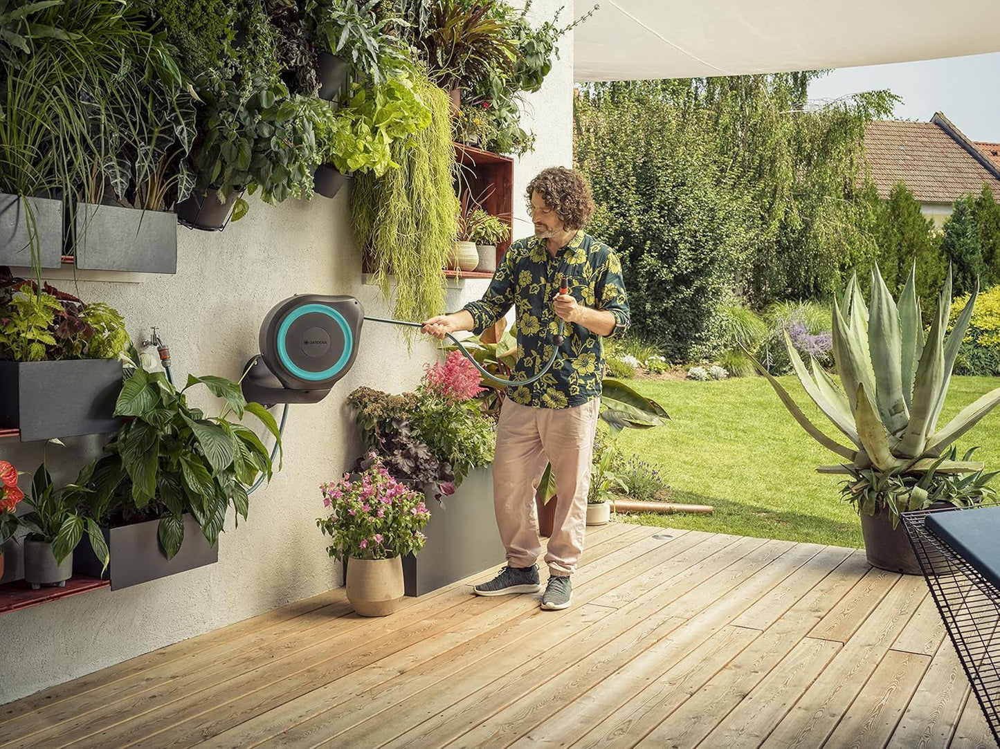 Gardena RollUp M Portagomma a parete (Turchese) 20 m: Irrigazione flessibile per giardini di medie dimensioni, avvolgitubo rotante, con supporto a parete, componenti di sistema e ugello spruzzatore, incluso tubo da 20 m (18610-20)