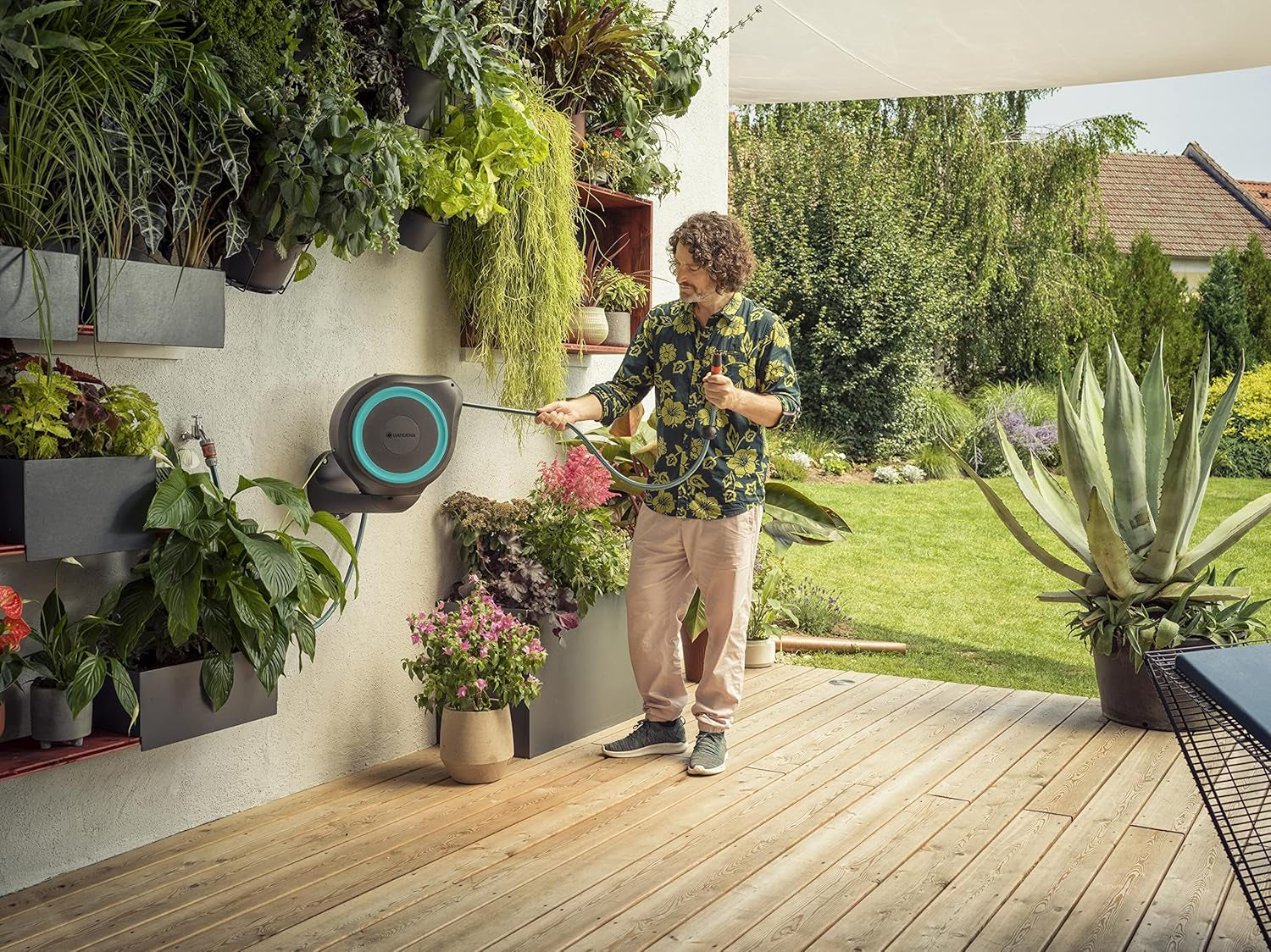Gardena RollUp M Portagomma a parete (Turchese) 20 m: Irrigazione flessibile per giardini di medie dimensioni, avvolgitubo rotante, con supporto a parete, componenti di sistema e ugello spruzzatore, incluso tubo da 20 m (18610-20)