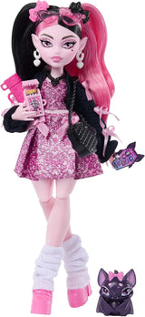 Monster High bambola Draculaura in abito rosa con fiocchi e cardigan nero con il conte favoloso pipistrello e 7 accessori tra cui ramen, rossetto e borsa, JHK29