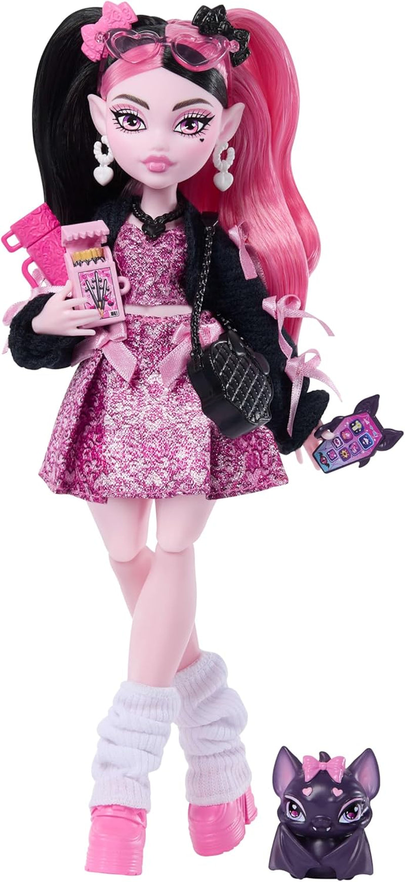 Monster High bambola Draculaura in abito rosa con fiocchi e cardigan nero con il conte favoloso pipistrello e 7 accessori tra cui ramen, rossetto e borsa, JHK29