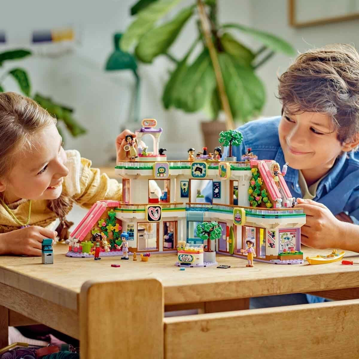 LEGO Store Friends Heartlake City Casa delle bambole giocattolo per ragazze e ragazzi Set di figure che promuove lo sviluppo socio-emotivo Regalo per 8 anni 42604 Set da costruzione Besuche den LEGO-Store