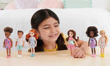 Barbie Chelsea Club – HGT07 – Bambola articolata con fiori rosa, ragazza di razza mista, alta 15 cm