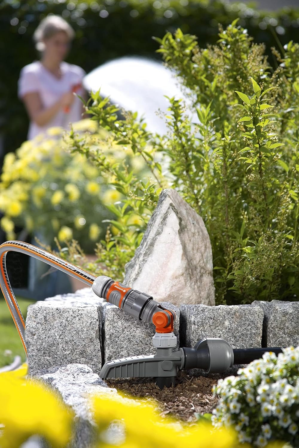 Collegamento al rubinetto Gardena con arresto dell'acqua, uscita dell'acqua: attacco per presa dell'acqua (codice articolo 8254), uscita dell'acqua (codice articolo 8250, 8266), parte del sistema di tubazioni (05327-20), grigio