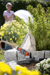 Collegamento al rubinetto Gardena con arresto dell'acqua, uscita dell'acqua: attacco per presa dell'acqua (codice articolo 8254), uscita dell'acqua (codice articolo 8250, 8266), parte del sistema di tubazioni (05327-20), grigio