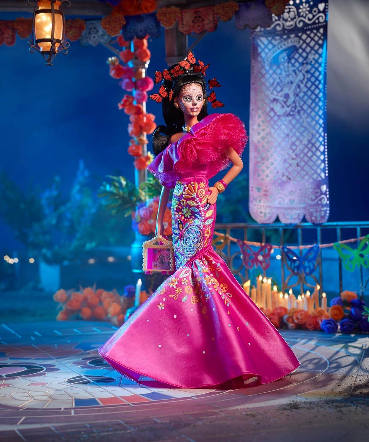 Barbie il Giorno dei Morti - Edizione limitata con abito tradizionale e gioielli, include supporto e certificato da collezione, per collezionisti e fan dai 6 anni in su, HJX14