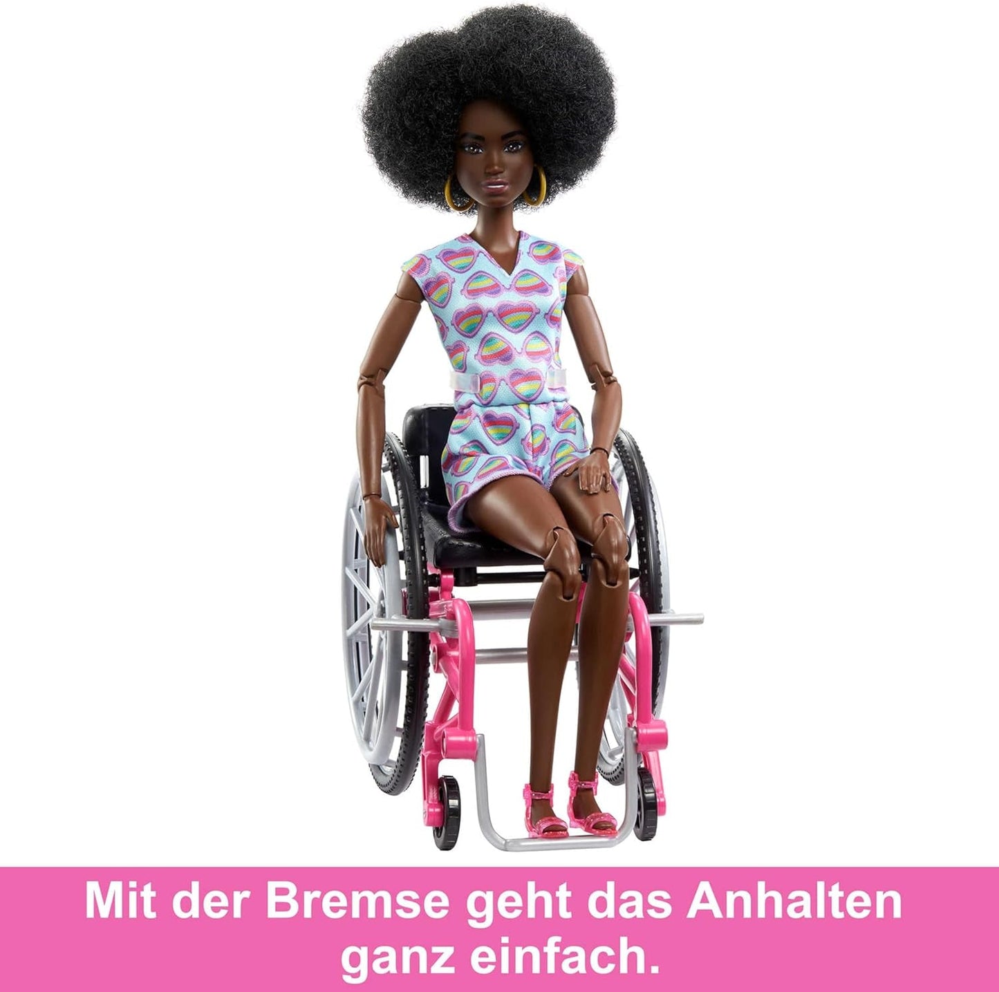 Barbie Fashionistas Capelli neri Tuta colorata Rampa per sedia a rotelle Bambola per sedia a rotelle inclusa Giocattolo regalo per bambini Età 3+ HJT14