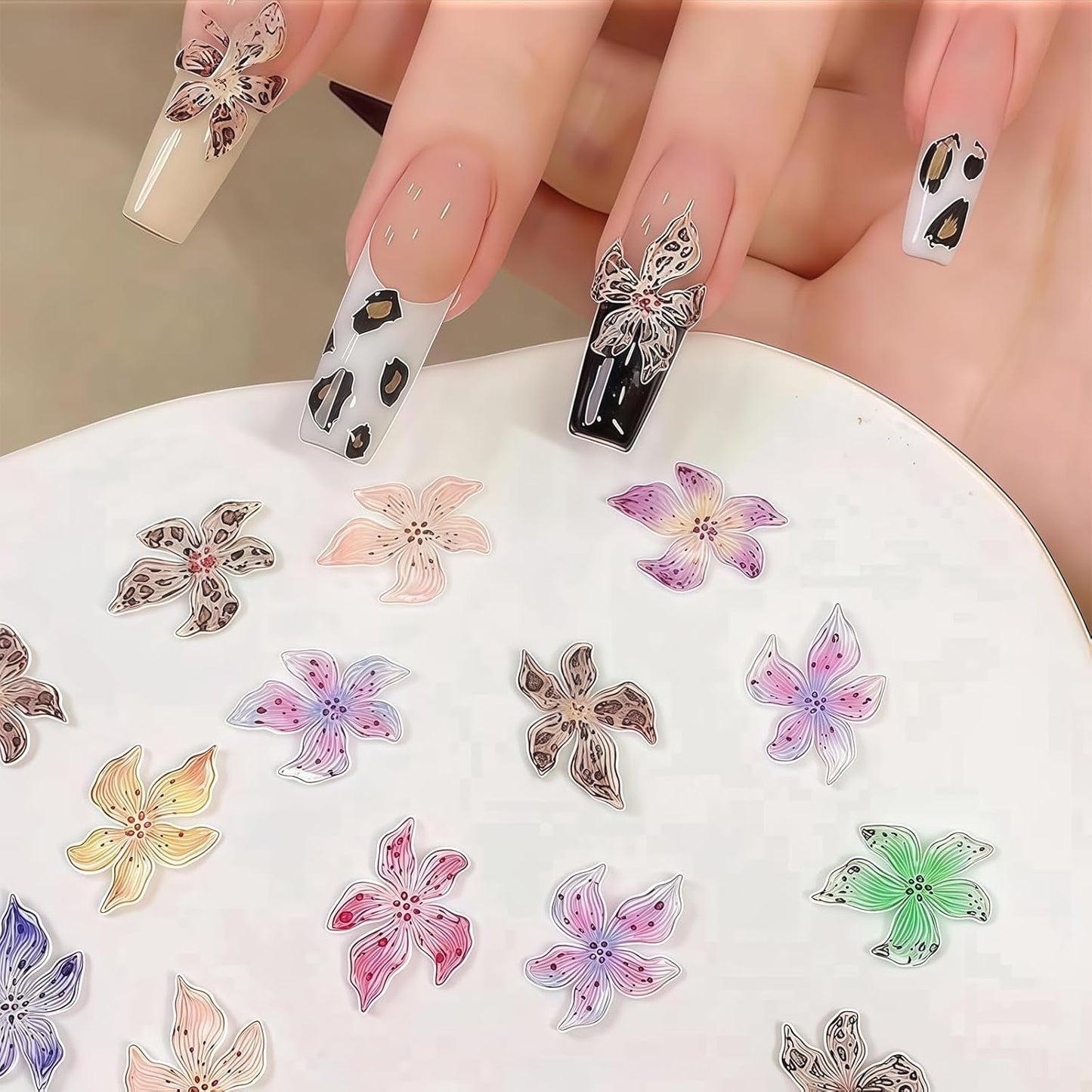 Set di 50 ciondoli per unghie 3D Blume, accessori per unghie colorate, ciondoli per unghie e ciondoli artistici per unghie, perfetti per nail art, decorazioni per mani e design fai da te