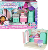 CASA DELLE BAMBOLE GABBY'S DREAMWORKS - Camera Deluxe, pasticceria Cakey, cucina Kuchi (rumeno: Cakey), 3 mobili e 2 scatole a sorpresa con accessori, adatta a bambini dai 3 anni in su