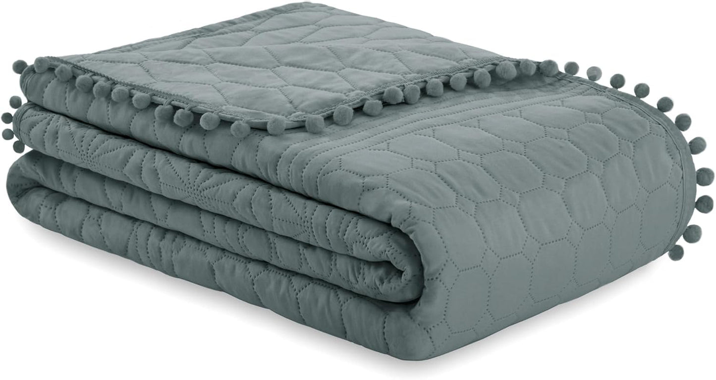 Ameliahome Copriletto con pompon 220X240 Cm Copriletto double face Trapuntatura ad ultrasuoni Poliestere Meadore Grey Letti e coperte Besuche den AmeliaHome-Store
