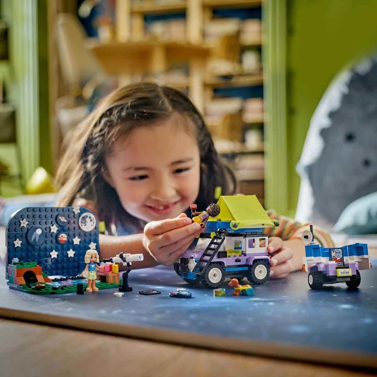 LEGO Friends Set veicolo da campeggio Stargazer con veicolo terrestre e telescopio giocattolo, regalo per ragazze e ragazzi a partire da 7 anni, include i personaggi di gioco Nova, Aliya e un cane 42603 Set di costruzione Besuche den LEGO-Store
