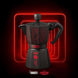 Bialetti Moka Express Stranger Things Caffettiera da 6 tazze, Tasto Musica con Funzione di Ricarica USB-C, Non Adatta ai Piani di Cottura a Induzione, 6 Tazze (270ml), Nero