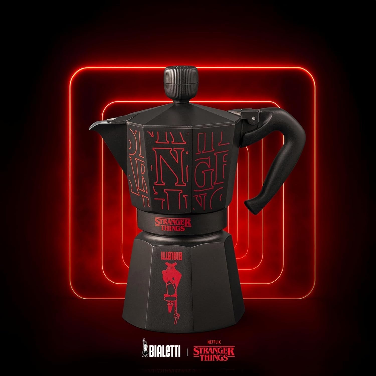 Bialetti Moka Express Stranger Things Caffettiera da 6 tazze, Tasto Musica con Funzione di Ricarica USB-C, Non Adatta ai Piani di Cottura a Induzione, 6 Tazze (270ml), Nero