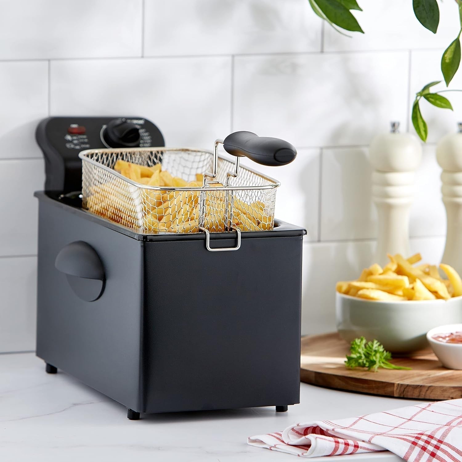 Friggitrice ad olio Bestron con tecnologia zona fredda, 3,5 litri, 2000 watt Elettrodomestici Naty Shop