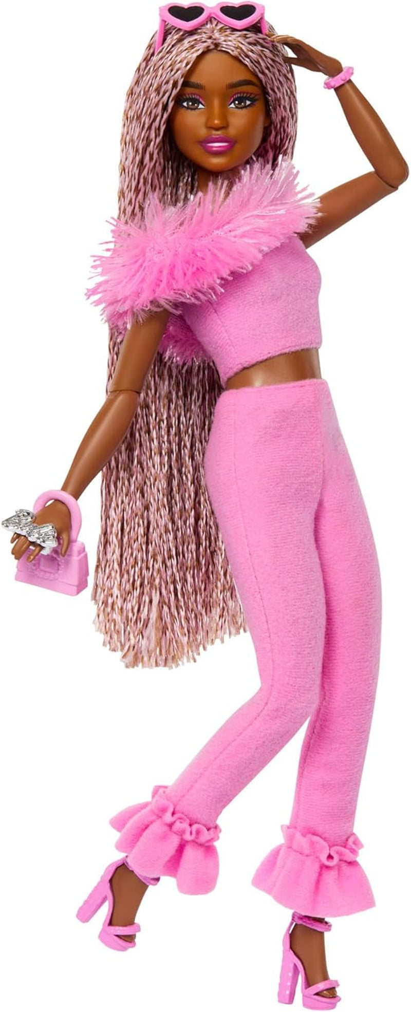 Barbie Doll Deluxe Stile n. 3 con outfit Barbiecore, capelli biondi raccolti in uno chignon alto, vestito rosa pastello con fiocco oversize e accessori come collant a rete, bambole marroni HYV27 Naty Shop