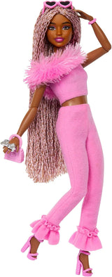 Barbie Doll Deluxe Stile n. 3 con outfit Barbiecore, capelli biondi raccolti in uno chignon alto, vestito rosa pastello con fiocco oversize e accessori come collant a rete, bambole marroni HYV27 Naty Shop