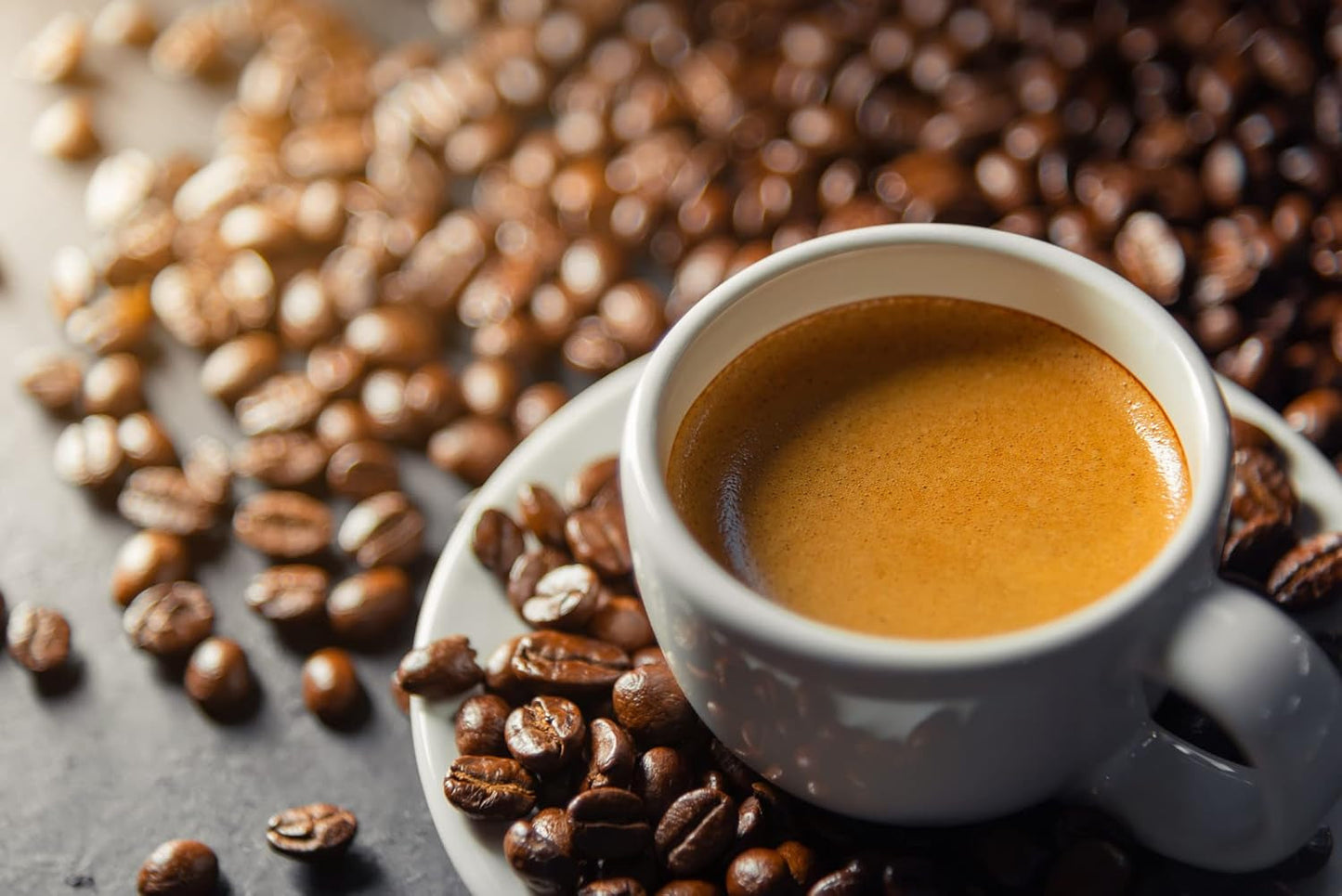 Caffe Crema E Aroma Kaffeebohnen 2kg (4x500g), Barista Kaffee schokoladig und säurearm, Espressobohnen kräftig, Bohnenkaffee mit Arabica und Robusta, fine Crema, ideale per Milchkaffee