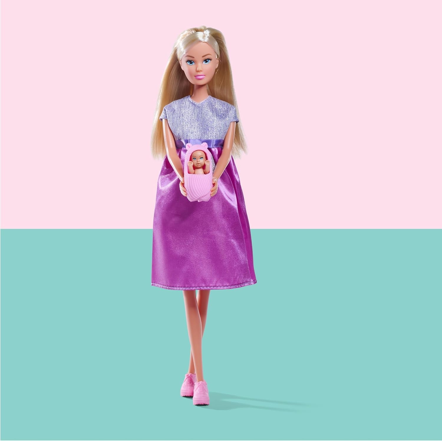 Simba Steffi Love Welcome Baby 29 cm Steffi incinta Confezione da 12 accessori per giochi di ruolo Bambola alla moda con bambola da 4 cm per bambini dai 3 anni in su