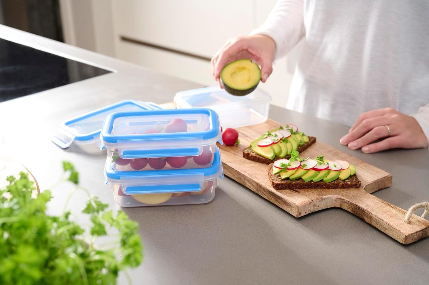 Emsa 508558 Contenitori per alimenti Clip & Close | Set da 3 pezzi | 3 x 1 litro | da -40 a +100 gradi | plastica | Sigillato al 100% | sigillo speciale per la freschezza Scatole per la conservazione degli alimenti Naty Shop