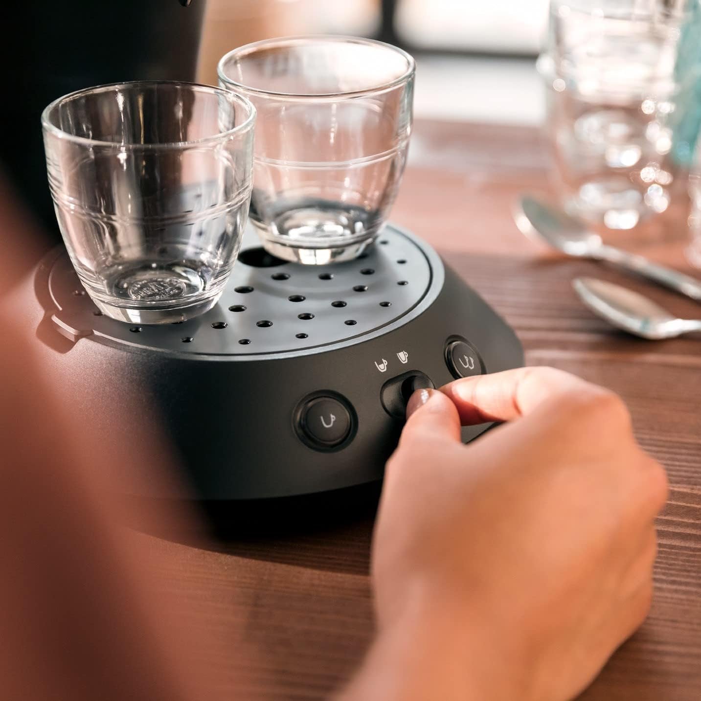 Macchina per caffè espresso a capsule PHILIPS Original Plus Eco, selezione dell'intensità del caffè, tecnologia Coffee Boost, 80% plastica riciclata*, consumo energetico ridotto del 45%**, 2 tazze contemporaneamente, nero pianoforte (CSA210/22)